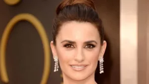 Penélope Cruz a révélé dans une interview récente pour ELLE qu’elle avait une « peur de conduire » en raison d’un traumatisme d’enfance. L’actrice a rappelé un incident déchirant où sa sœur a été renversée par une voiture devant elle lorsqu’elle était […]