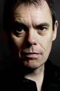 The actor Kevin Eldon featured in the major British TV comedies of the 1990s including Fist of Fun, Knowing Me, Knowing You with Alan Partridge, Big Train, Brass Eye and Jam.   Date d’anniversaire : 03/10/1960