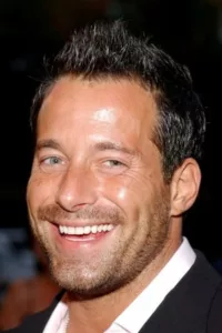 ​Johnny Messner is an American film and television actor.   Date d’anniversaire : 11/04/1970