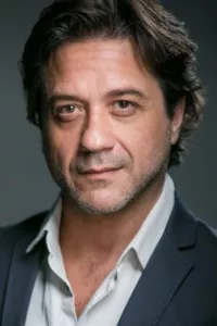Enrique Javier Arce Temple né le 8 octobre 1972 à Valence est un acteur espagnol de télévision et de cinéma. Il est principalement connu pour son rôle dans la série télévisée La casa de papel, dans laquelle il incarne Arturo […]