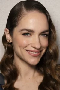 Melanie Scrofano (born December 20th, 1981) is a Canadian stage, film & television actress. She is best known for playing the title role in the Syfy television series Wynonna Earp.   Date d’anniversaire : 20/12/1981