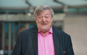 Dans le prochain discours alternatif de Noël sur Channel 4, Stephen Fry dénoncera l’antisémitisme. L’acteur et humoriste britannique abordera notamment l’augmentation des incidents au Royaume-Uni faisant suite à l’attaque du Hamas contre Israël, le 7 octobre dernier. Ce message sera […]