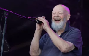 Le créateur du célèbre festival de Glastonbury, Michael Eavis, a été anobli dans la liste des honneurs du Nouvel An 2024 pour ses contributions exceptionnelles à la musique et à la charité. Ce passionné de musique de 88 ans rejoint […]