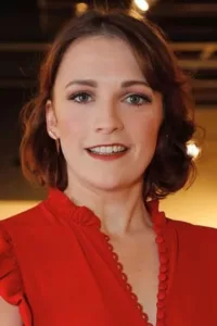 Charlotte Anne Ritchie (born 29 August 1989) is an English actress and singer-songwriter. She is famous for her roles in the TV series Fresh Meat (2011–2016), Siblings (2014–2016) and Call the Midwife (2015–2018) and for her lead role in Benny […]