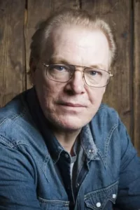 Ulf Harry Peter Andersson is a Swedish stage and screen actor. He graduated from the Academy of Music and Drama, Gothenburg, in 1977. So far he has appeared in almost 100 feature films and TV-productions.   Date d’anniversaire : 12/02/1953