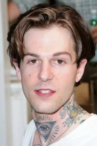 Jesse James Rutherford (born August 21, 1991) is an American singer and actor, known as the lead singer of the band, The Neighbourhood.   Date d’anniversaire : 21/08/1991