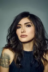 Daniella Pineda (born February 20, 1987) is a Mexican-American actress, writer and comedian from Oakland, California.   Date d’anniversaire : 20/02/1987