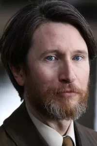 Jonathan Aris is a British stage, film and television actor, trained at the Webber Douglas Academy of Dramatic Art in London, England, UK.   Date d’anniversaire : 23/01/1971