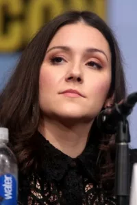 Shannon Woodward (born December 17, 1984) is an American actress known for her roles on Raising Hope and The Riches.   Date d’anniversaire : 17/12/1984