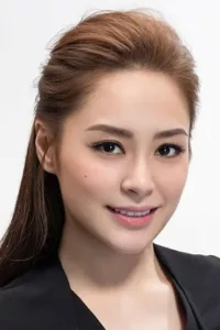 Gillian Chung is a Chinese singer and film actress. She’s a member of the Cantopop group Twins, along with Charlene Choi.   Date d’anniversaire : 21/01/1981