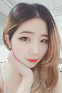 Yoo Sul-young is a South Korean actress. She is known for « Officetel – Skillful Ones », « College Girls’ Secret Job ».   Date d’anniversaire : 17/03/1995