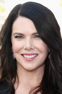 Lauren Helen Graham (born March 16, 1967) is an American actress and producer. She is best known for playing Lorelai Gilmore on the WB Network dramedy series Gilmore Girls and Sarah Braverman on Parenthood.   Date d’anniversaire : 16/03/1967