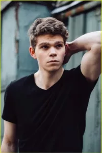 Daniel Diemer is an actor, known for Bloody Blacksmith (2016) and The Half of It (2020).   Date d’anniversaire : 21/06/1996