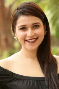 Mannara Chopra is an Indian film actress and model who predominantly works in Hindi and Telugu films. She is the cousin of Bollywood actresses Priyanka Chopra, Parineeti Chopra, and Meera Chopra.   Date d’anniversaire : 25/05/1991