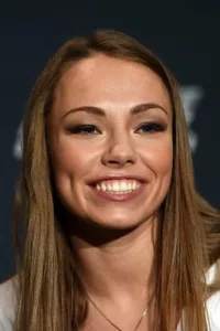 Professional mixed martial artist competing in the UFC Strawweight division.   Date d’anniversaire : 29/06/1992