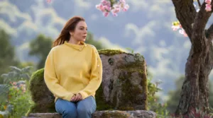 Dans la comédie romantique Irish Wish, Lindsay Lohan explore la magie de l’amour sur les falaises grandioses de Moher. Son personnage, Maddie Kelly, une éditrice, tombe dans un tourbillon de jalousie lorsque sa rivale romantique, Emma (interprétée par Elizabeth Tan), […]