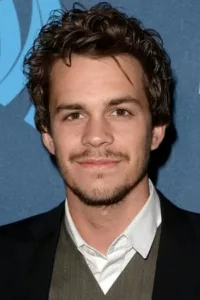 Johnny Simmons (born November 28, 1986) is an American actor. He is known for his roles as Dylan Baxter in Evan Almighty (2007), Chip Dove in Jennifer’s Body (2009), « Young Neil » Nordegraf in Scott Pilgrim vs. the World (2010), Brad […]