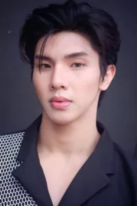 Lee Long Shi, known as Long, is a Thai/Singaporean actor. Long graduated from the School of Management (Aviation Business Management) of the Mae Fah Luang University in Chiangmai, Thailand. He is best known in the second season of « I Am […]