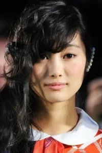 Born 1992 in Sydney, Shioli Kutsuna (忽那汐里), sometimes spelled as Shiori Kutsuna, is an Australian-born Japanese actress and idol. She became known internationally for her performance in Unforgiven, the 2013 Japanese remake by director Lee Sang-il of Clint Eastwood’s western […]