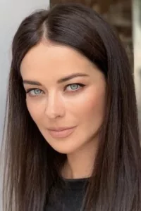 Marina Andreevna Pupenina est née dans la famille d’un officer de l’Armée Soviétique dans la ville Hongroise de Kiskunmajsa le 26 Aout 1982. Son père était Lieutenant-Colonel, sa mère professeur à l’Université Herzen. En 1986, la famille déménage sur le […]