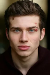 Oliver Stark (born June 27, 1991) is a British actor. He is best know for playing Ryder on AMC’s Into the Badlands and firefighter Buck on FOX’s 9-1-1.   Date d’anniversaire : 27/06/1991