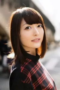 Kana Hanazawa is a Japanese voice actress affiliated with the Office Osawa talent agency. In 2012 she made her debut as a singer.   Date d’anniversaire : 25/02/1989