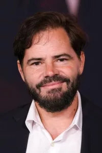 Peter Craig (born November 10, 1969) is an American novelist and screenwriter best known for writing The Batman (2022), Top Gun: Maverick (2022), The Town (2010) and The Hunger Games: Mockingjay – Part 1 & 2.   Date d’anniversaire : […]
