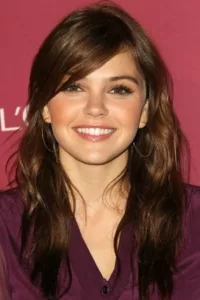 Aimee Teegarden is an American actress, best known for starring as Julie Taylor in the NBC series Friday Night Lights and Jenny Randall in the horror film Scream 4.   Date d’anniversaire : 10/10/1989