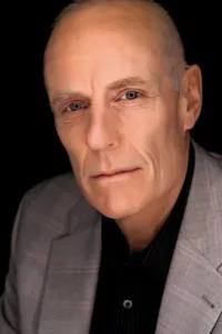 Matt Frewer is an American Canadian singer, comedian, film and television actor, best known for creating television icon Max Headroom. He is a graduate in Acting from the Bristol Old Vic Drama School, Bristol, England, UK.   Date d’anniversaire : […]