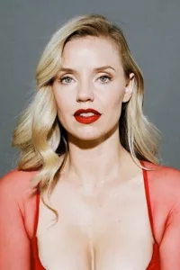 Kelli Brianne Garner is an American actress. Her credits include Man of the House, The Aviator, Bully and Thumbsucker. She appeared in two Green Day music videos « Jesus of Suburbia » and the unreleased « Whatsername ». In December 2005, Garner starred in […]