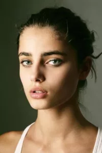 Taylor Hill (born March 5, 1996) is an American model and actress.   Date d’anniversaire : 05/03/1996