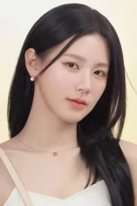 Cho Mi Yeon is a South Korean singer and actress. She is the main vocalist of the South Korean girl group (G)I-DLE, and voices Ahri in the virtual K-pop girl group K/DA. She made her acting debut in the web […]