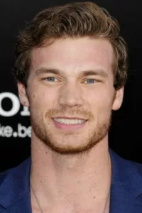 Derek Theler is an american actor and model. He was born in Fort Collins, Colorado, USA in 1986. He grew up playing sports and graduated from Colorado State with a degree in pre medicine.   Date d’anniversaire : 29/10/1986