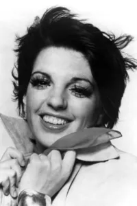 Liza May Minnelli, née le 12 mars 1946 à Los Angeles (Californie, États-Unis), est une actrice, chanteuse et danseuse américaine. Connue pour son imposante présence sur scène et sa puissante voix d’alto, Liza Minnelli fait partie du rare groupe d’artistes […]
