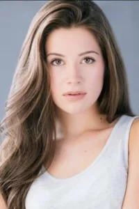 Natasha Calis (born 27 March 1997) is a Canadian actress best known for her roles as Emily Brenek in The Possession, and Claire McDeere in the Canadian-American television drama The Firm. From Wikipedia, the free encyclopedia   Date d’anniversaire : […]