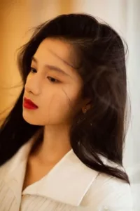 Zhang Jingyi was admitted to the Acting Department of Beijing Film Academy in 2017.   Date d’anniversaire : 10/07/1999