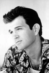 Christopher Joseph Isaak (born June 26, 1956) is an American singer, songwriter, guitarist and occasional actor. He is widely known for his breakthrough hit and signature song « Wicked Game », as well as songs such as « Blue Hotel », « Baby Did a […]