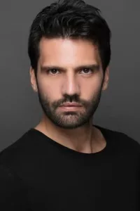 Kaan Urgancioglu was born on May 8, 1981 in Izmir, Turkey. He is an actor, known for Karaoglan (2002), Kara Sevda (2015) and Tutsak (2007).   Date d’anniversaire : 08/05/1981
