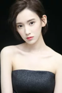 Li Muzhen (formerly known as Li Yu Jie) also known by her nickname Daisy, born on August 17, 1993 in Shanghai, is an actress in mainland China.   Date d’anniversaire : 17/08/1993