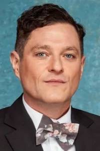 Mathew Horne was born on September 6, 1978 in Nottingham, England as Mathew Frazer Horne. He is an actor and writer, known for Gavin & Stacey (2007), Planet 51 (2009) and Agatha Raisin (2014).   Date d’anniversaire : 06/09/1978