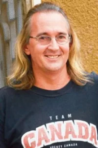 Hugo Eric Louis « Grub » van Lawick is the only child of primatologist and anthropologist Dr. Jane Goodall and acclaimed wildlife photographer Hugo van Lawick.   Date d’anniversaire : 04/03/1967
