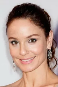 Sarah Wayne Callies (born June 1, 1977) is an American actress who is best known for her roles as Sara Tancredi in Prison Break, Lori Grimes in The Walking Dead and Katie Bowman in Colony.   Date d’anniversaire : 01/06/1977
