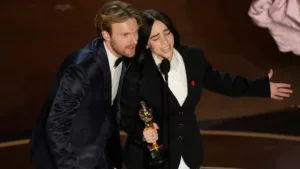 Billie Eilish et Finneas O’Connell ont remporté l’Oscar de la meilleure chanson originale pour leur ballade « Barbie ». Cette victoire a fait de Billie Eilish, âgée de 22 ans, la plus jeune personne à avoir remporté deux Oscars, tandis que Finneas, […]