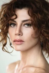 Gökçe Bahadır (born 9 November 1981) is a Turkish film and television actress.   Date d’anniversaire : 09/11/1981