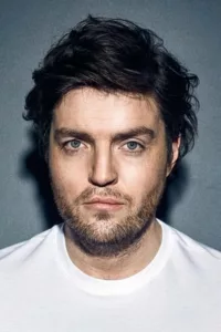 Tom Burke (born July 30, 1981) is an English actor.   Date d’anniversaire : 30/06/1981