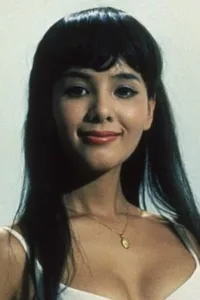 Mie Hama (née le 20 novembre 1943, Tokyo, Japon) est une actrice japonaise, la plus connue à l’extérieur du Japon pour son rôle de Kissy Suzuki dans le film James Bond de 1967, vous ne vivez que deux fois.   […]