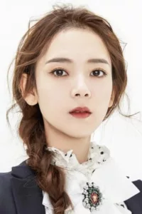 Chen Yao, an actress from China, graduated from Beijing Film Academy.   Date d’anniversaire : 31/10/1994