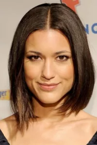Julia Jones (born January 23, 1981) is an American stage, film and television actress, best known for portraying Leah Clearwater in The Twilight Saga feature film franchise.   Date d’anniversaire : 23/01/1981
