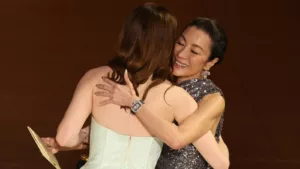 Michelle Yeoh a expliqué pourquoi Jennifer Lawrence a remis l’Oscar de la meilleure actrice à Emma Stone lors de la cérémonie. Elle a confié sur Instagram qu’elle l’avait fait intentionnellement parce qu’elle savait que Emma et Jennifer étaient meilleures amies. […]