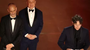 Le réalisateur Jonathan Glazer, qui a remporté le prix du meilleur long métrage international aux Oscars, a provoqué l’irritation de nombreux juifs avec son discours d’acceptation. Dans son message de remerciement, il a lié le thème de la déshumanisation de […]